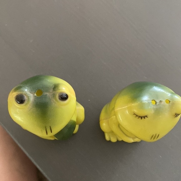 Vintage Green Plastic Frogs in Love Salt and Pepper Shakers - Picture 3 of 5